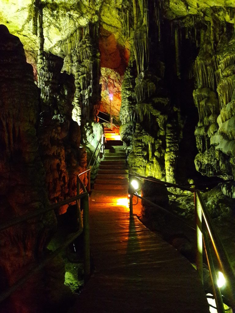 Σπήλαιο Λιμνών, εκδρομές από τα Καλάβρυτα