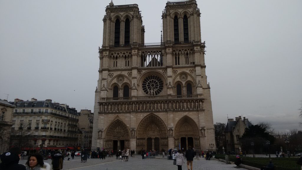 Η Παναγία των Παρισίων, Ταξίδι στο Παρίσι και τα Αξιοθέατά του