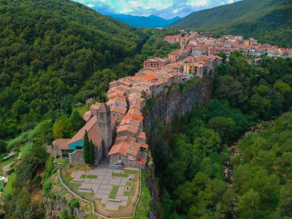 Η μοναδική θέα του Castellfollit de la Roca στην Καταλονία