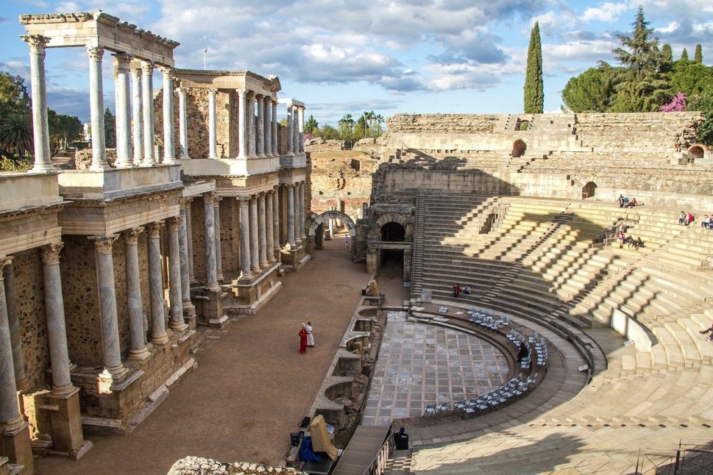 10 Μνημειώδη Αρχαία Θέατρα που Εντυπωσιάζουν μέχρι Σήμερα