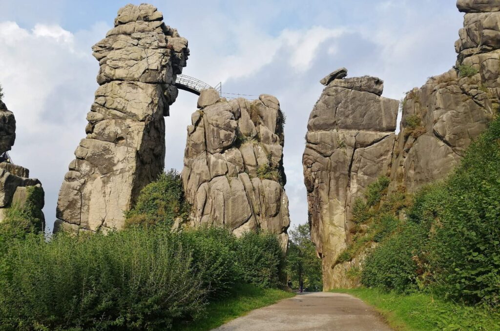 Ανακαλύπτοντας τους βράχους Externsteine στο δάσος Teutoburg στη Γερμανία