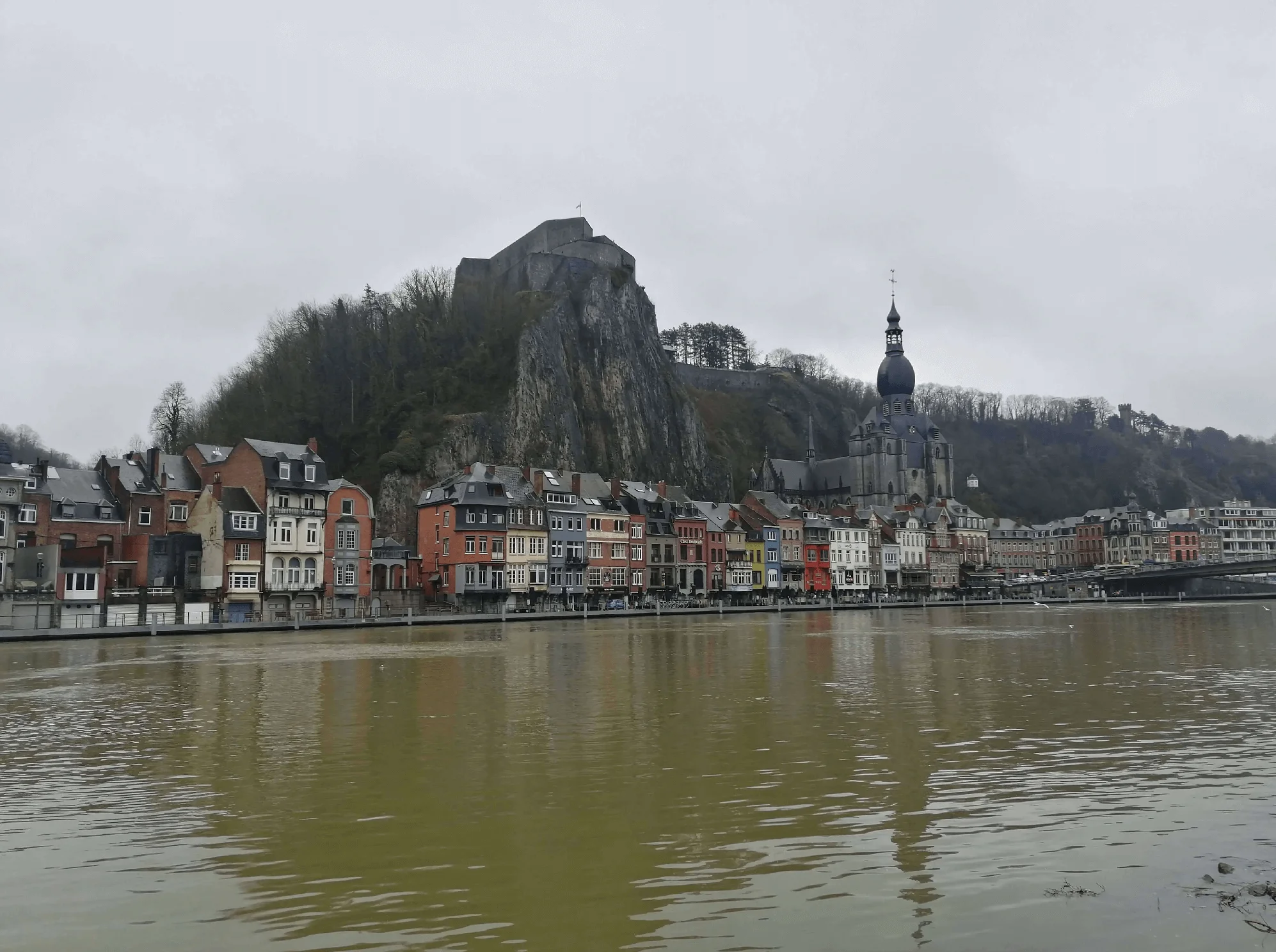  Ανακαλύπτοντας τη Ντινάν (Dinant) στο Βέλγιο στις Όχθες του Meuse 