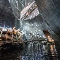 Salina Turda: Ένα Εγκαταλελειμμένο Αλατορυχείο στη Ρουμανία που Μετατράπηκε σε Υπόγειο Θεματικό Πάρκο