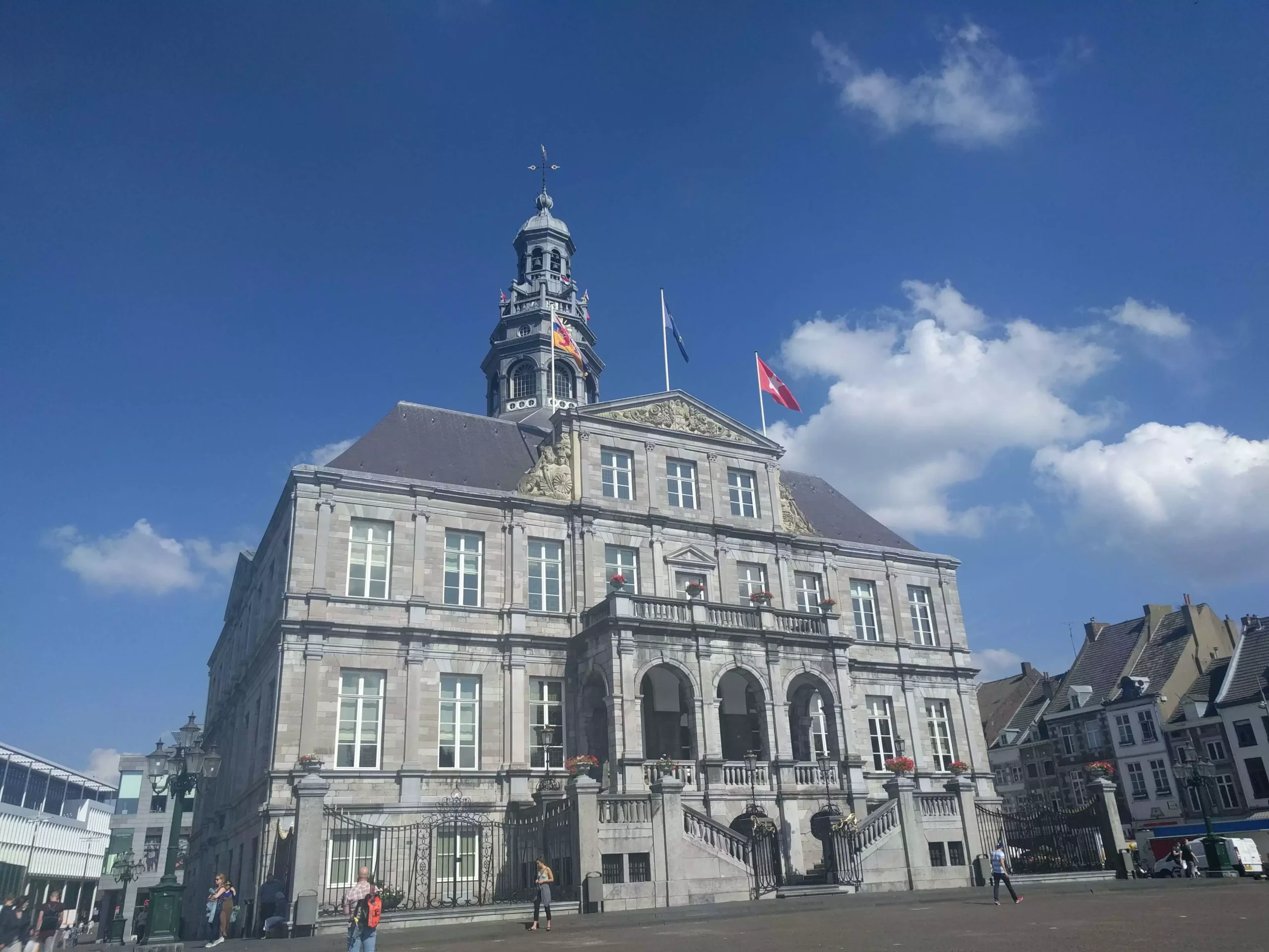 Ταξίδι στο Μάαστριχτ: Επίσκεψη σε μία Συναρπαστική Πόλη της Ολλανδίας