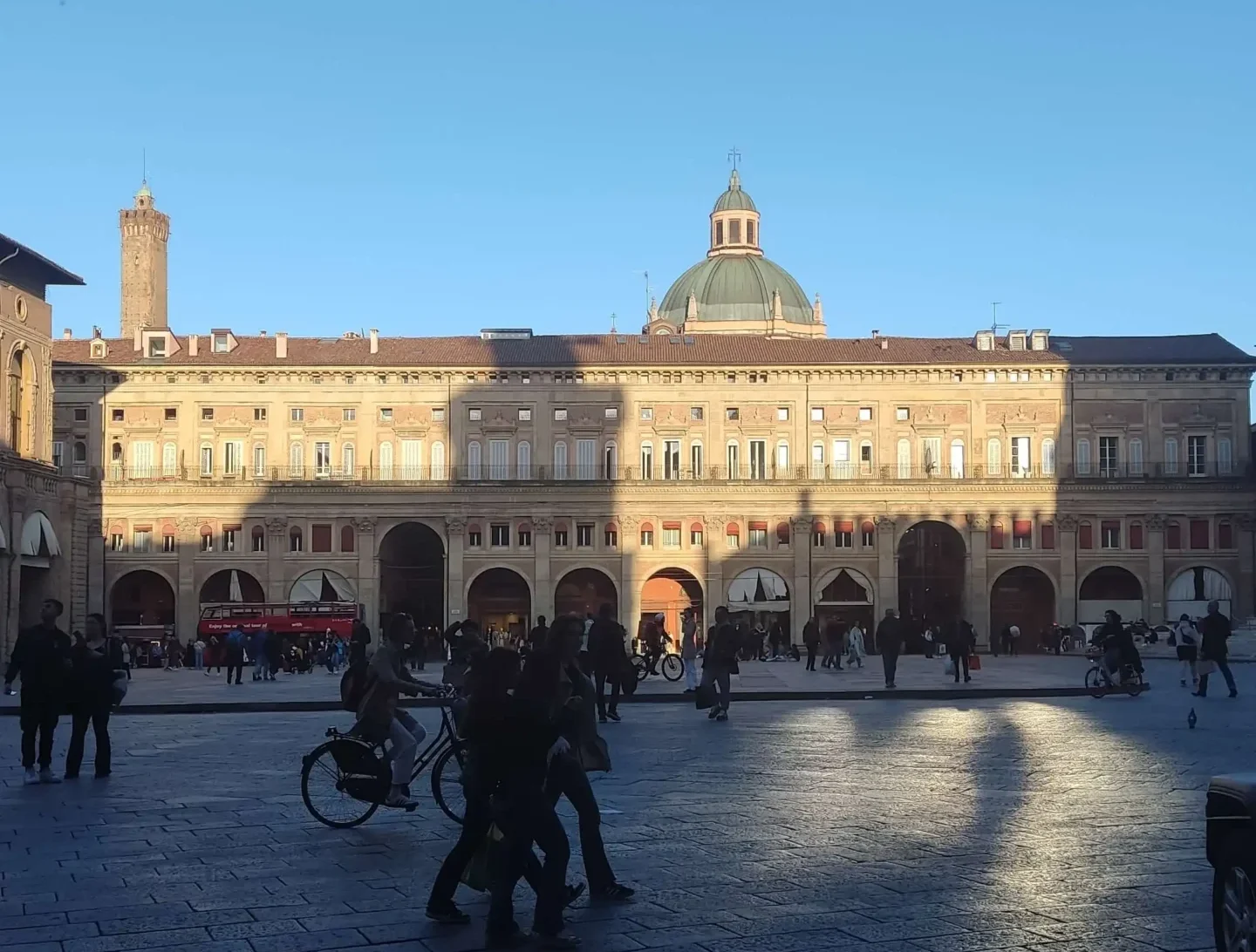 Ανακαλύπτοντας την Μπολόνια: Ένα Ταξίδι Γεύσης και Πολιτισμού